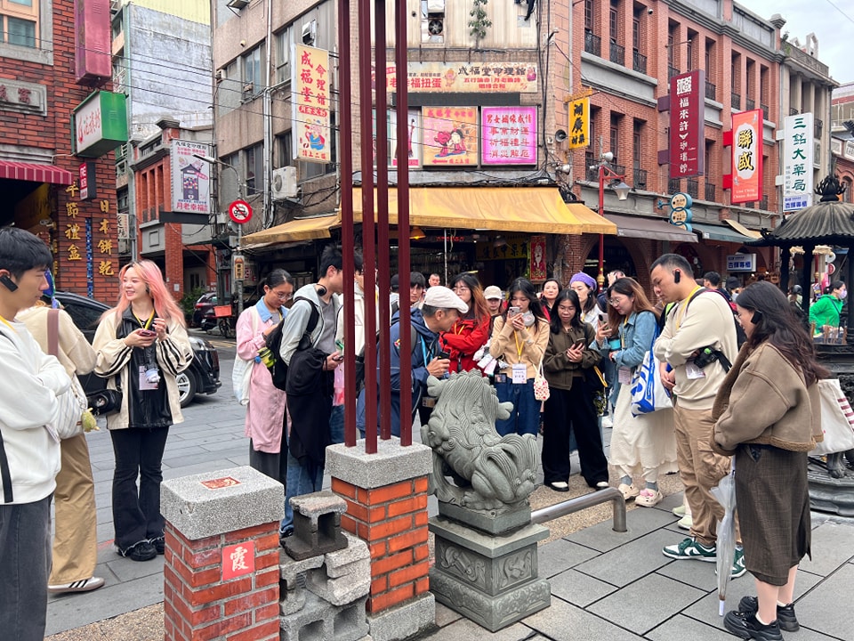 熟齡朋友參與在地走讀導覽活動