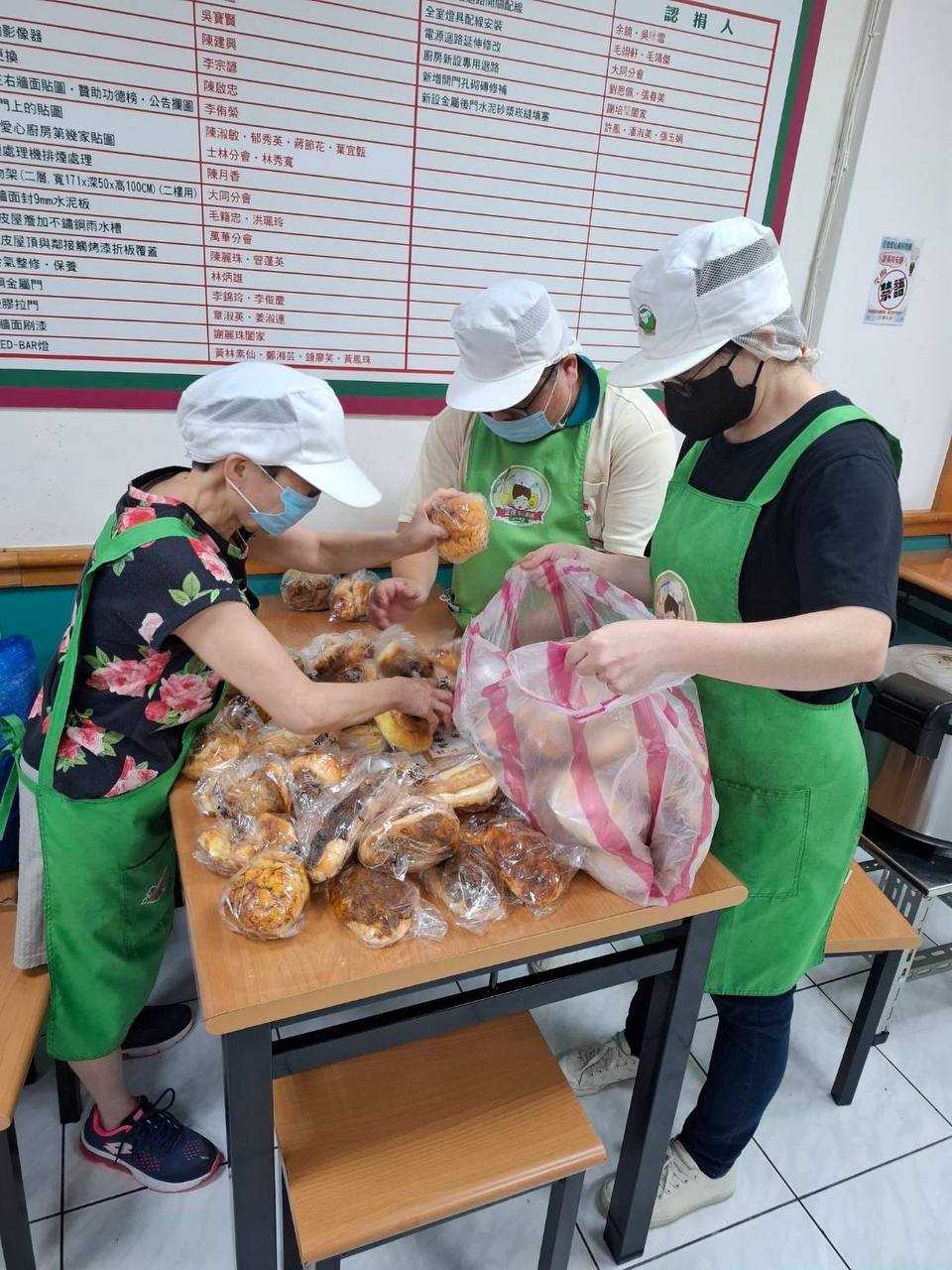 共學與你志工夥伴備餐過程