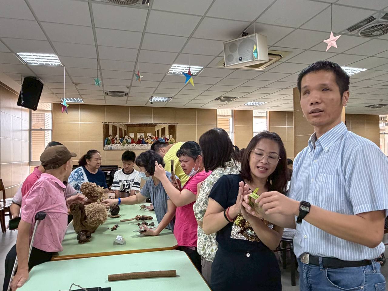 老師與共學與你志工討論活動安排細節