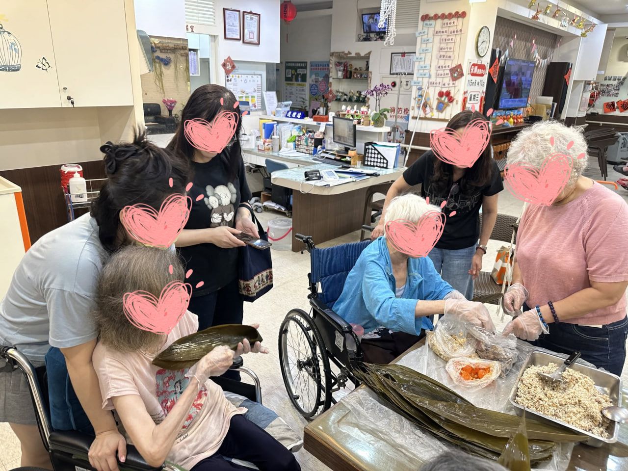 志工示範包粽子過程給長輩觀看