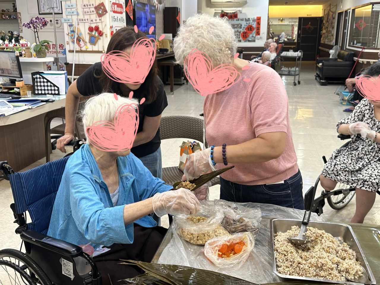 長輩動手包粽子展現靈活手勢