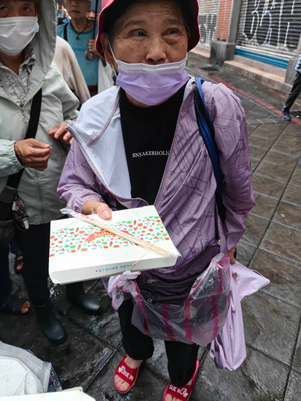 颱風天志工風雨中準備便當