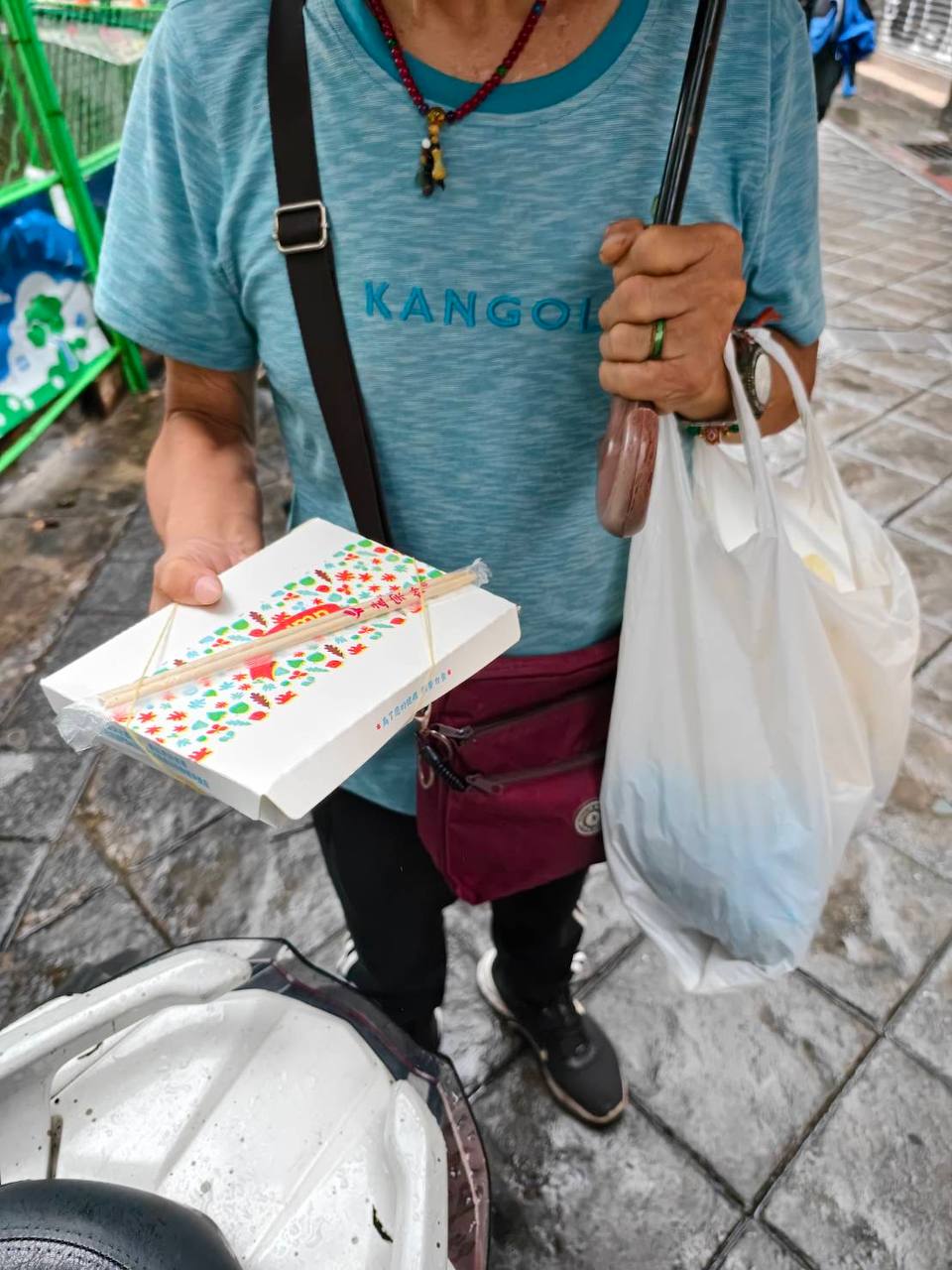志工把便當送給龍山寺附近有需要的朋友