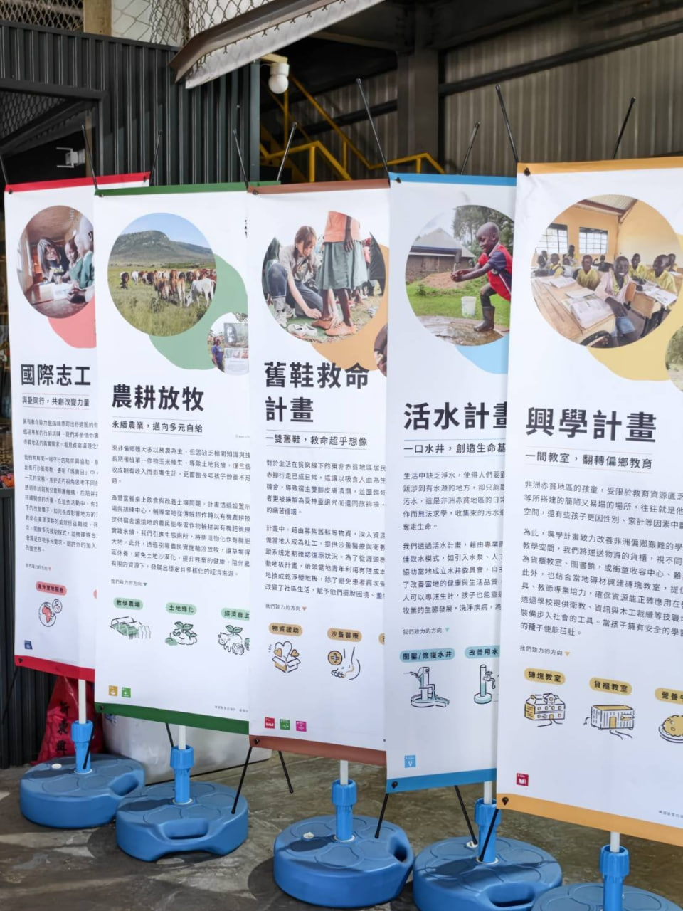 志工在捐贈區接收民眾送來的愛心物資
